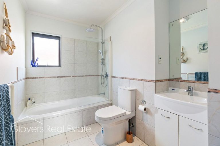 Photo of property in 18b Vardon Road, Green Bay, Auckland, 0604