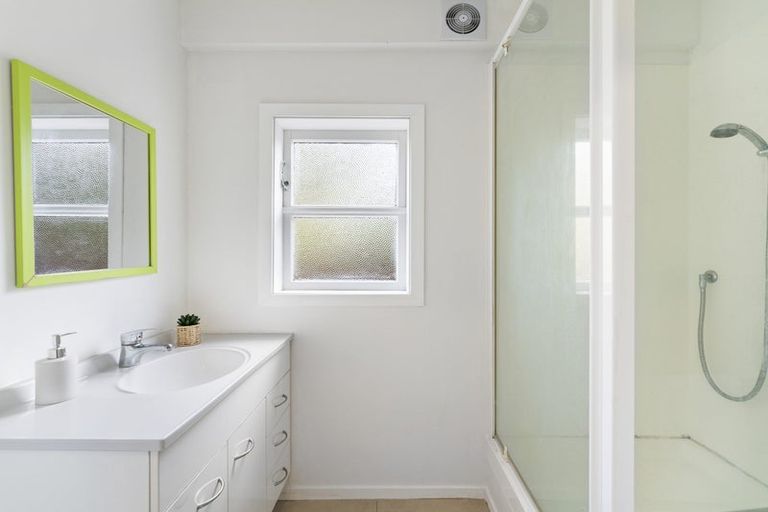 Photo of property in 42 West Lynn Road, Titirangi, Auckland, 0604