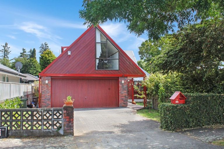 Photo of property in 2 Montgomery Terrace, Hokowhitu, Palmerston North, 4410