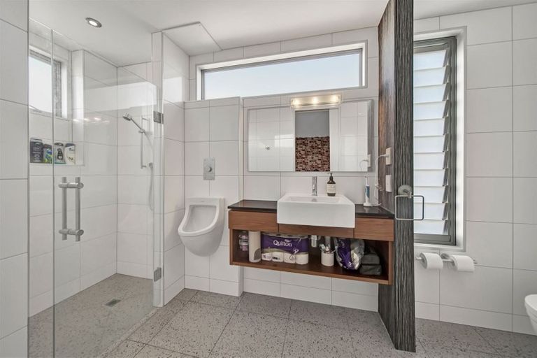 Photo of property in Weekeston Apartments, 2 Nobs Line, Strandon, New Plymouth, 4312