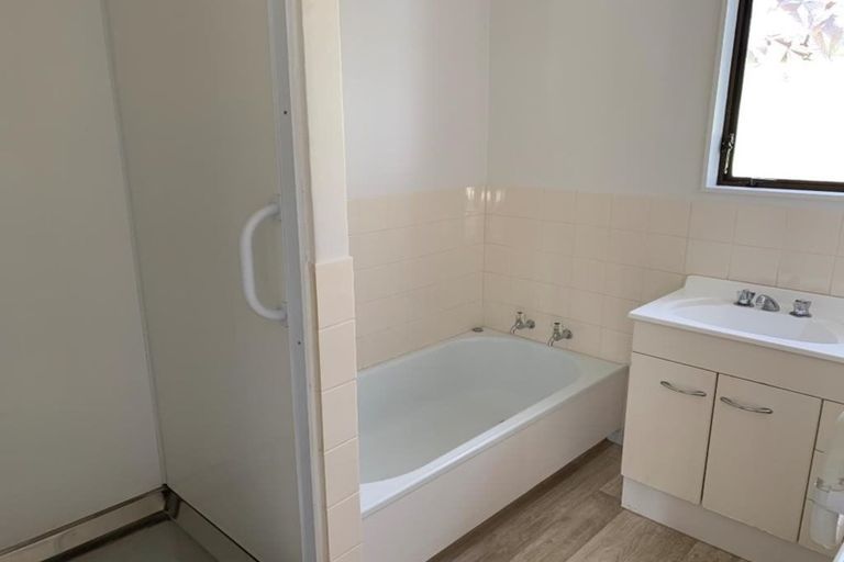 Photo of property in 2/4 Eagle Place, Red Beach, 0932