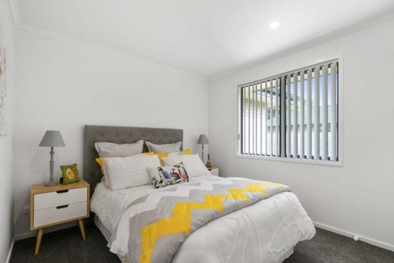 Photo of property in 13 Dumas Place, Rosehill, Papakura, 2113