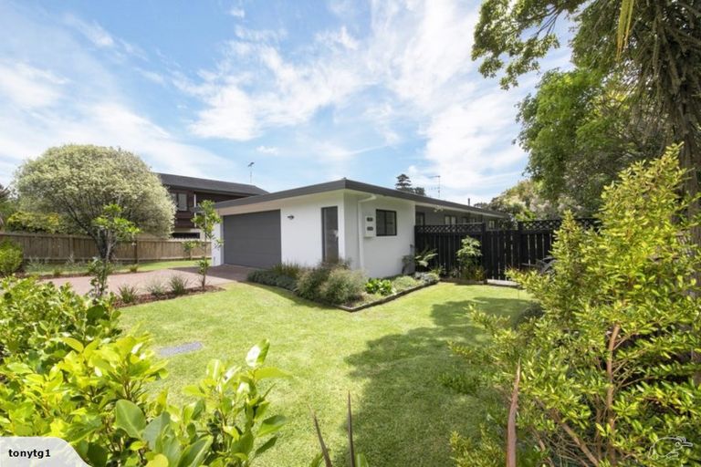 Photo of property in 9 Woodfern Crescent, Titirangi, Auckland, 0604
