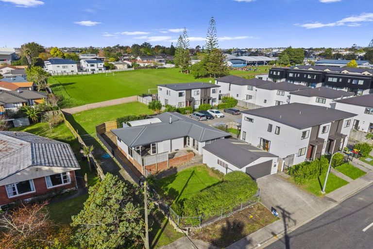 Photo of property in 25 Kingdale Road, Henderson, Auckland, 0610