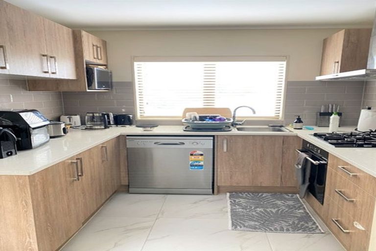 Photo of property in 15a Gill Avenue, Te Atatu Peninsula, Auckland, 0610