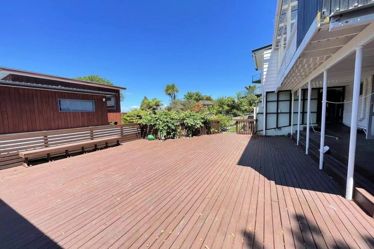 Photo of property in 28 Harrybrook Road, Green Bay, Auckland, 0604