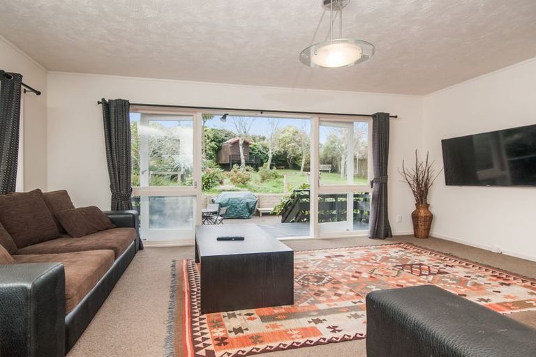 Photo of property in 73 Lantana Road, Green Bay, Auckland, 0604