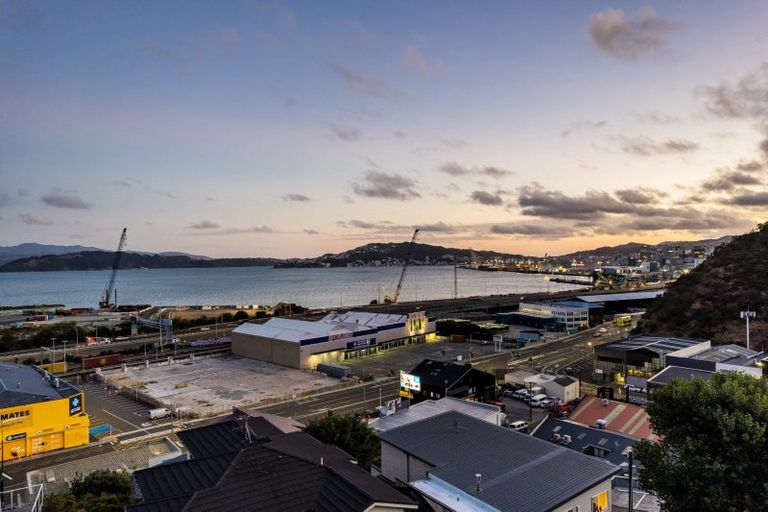 Photo of property in 11 Curnow Way, Kaiwharawhara, Wellington, 6035