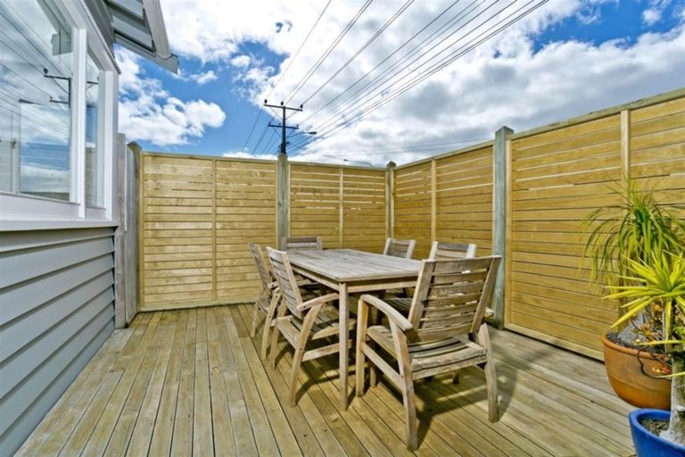 Photo of property in 2/61 Shakespeare Road, Milford, Auckland, 0620
