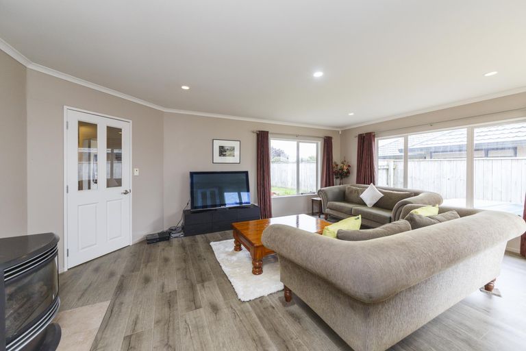 Photo of property in 9 Ron Place, Fitzherbert, Palmerston North, 4410