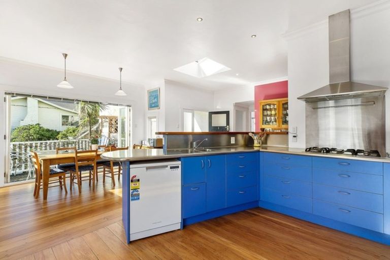 Photo of property in 31 Melbourne Road, Island Bay, Wellington, 6023