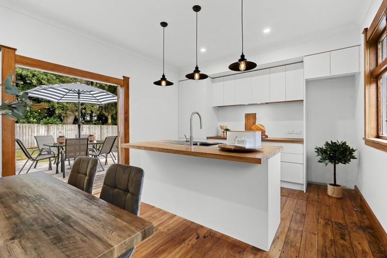 Photo of property in 11 Woodleigh Street, Frankleigh Park, New Plymouth, 4310