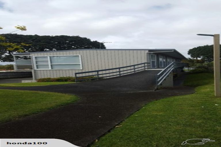 Photo of property in 2/77 Old Lake Road, Narrow Neck, Auckland, 0624