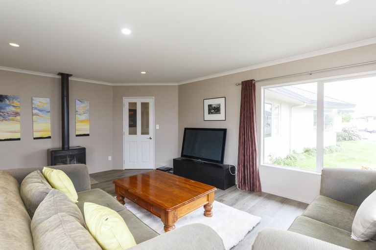 Photo of property in 9 Ron Place, Fitzherbert, Palmerston North, 4410