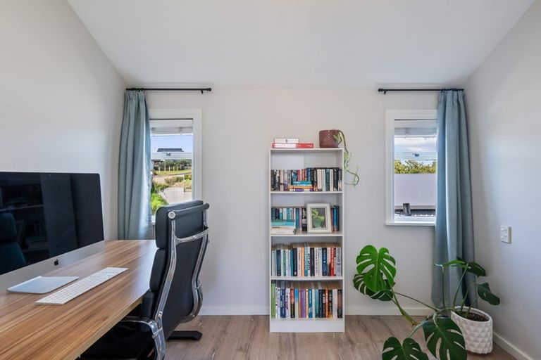 Photo of property in 114 Seaview Road, Paraparaumu Beach, Paraparaumu, 5032