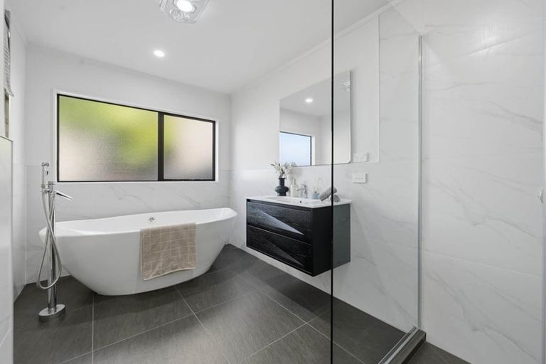 Photo of property in 2/5 View Road, Shelly Park, Auckland, 2014