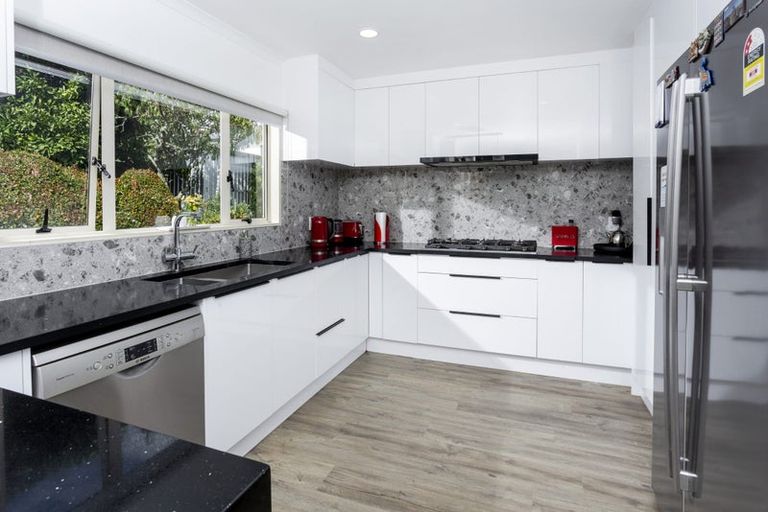 Photo of property in 21 Crimson Park, Oteha, Auckland, 0632