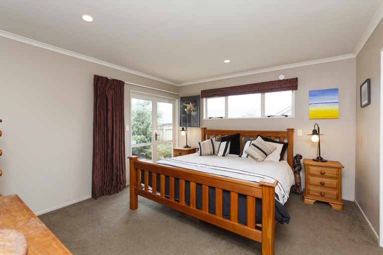 Photo of property in 9 Ron Place, Fitzherbert, Palmerston North, 4410