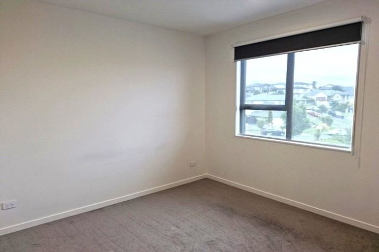 Photo of property in 10 Kuaha Road, Massey, Auckland, 0614