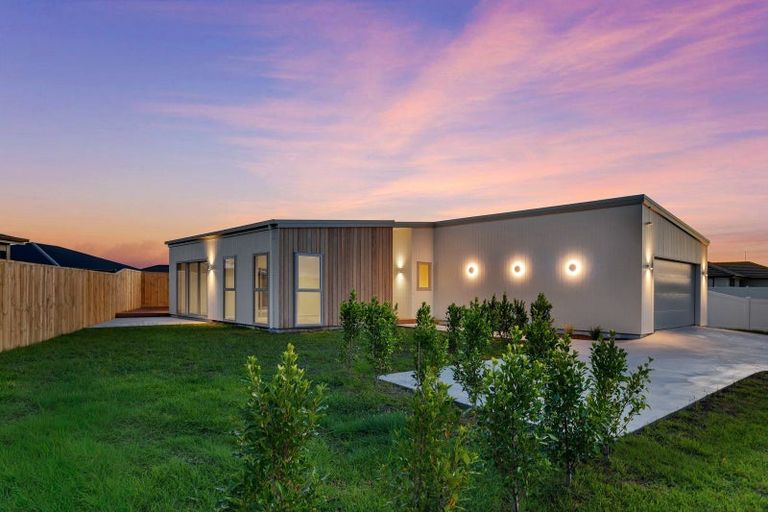 Photo of property in 111 Kaurinui Crescent, One Tree Point, 0118