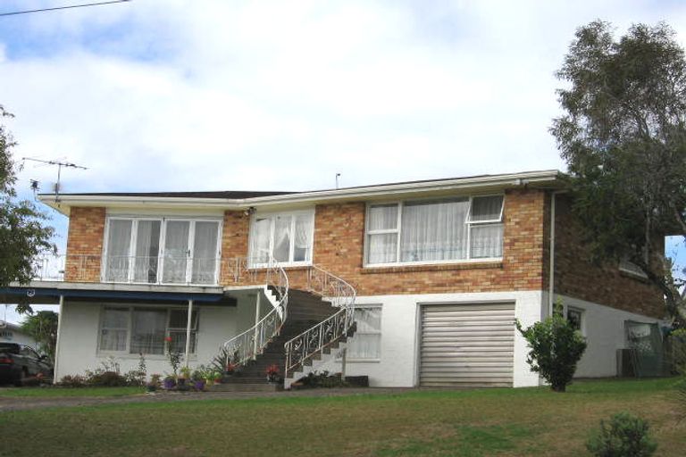 Photo of property in 18 Barron Drive, Green Bay, Auckland, 0604