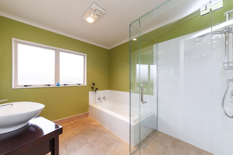 Photo of property in 9 Ron Place, Fitzherbert, Palmerston North, 4410