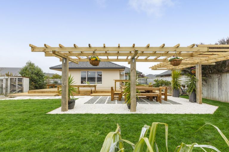 Photo of property in 9 Ron Place, Fitzherbert, Palmerston North, 4410