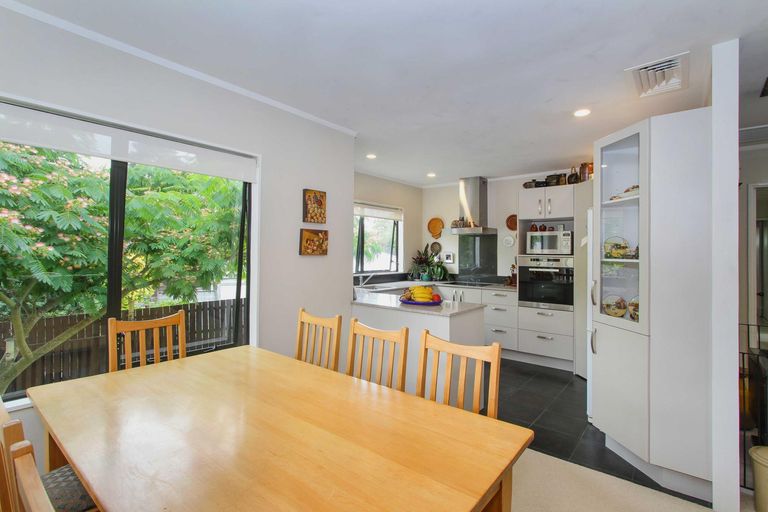 Photo of property in 5 John Webster Place, Glen Eden, Auckland, 0602