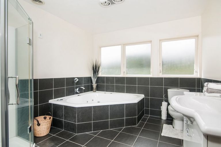 Photo of property in 73 Lantana Road, Green Bay, Auckland, 0604