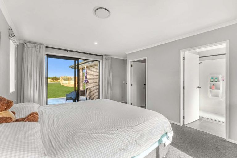 Photo of property in 2 Atutahi Street, Hurdon, New Plymouth, 4310