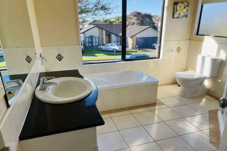 Photo of property in 49 Lilybank Crescent, East Tamaki, Auckland, 2013