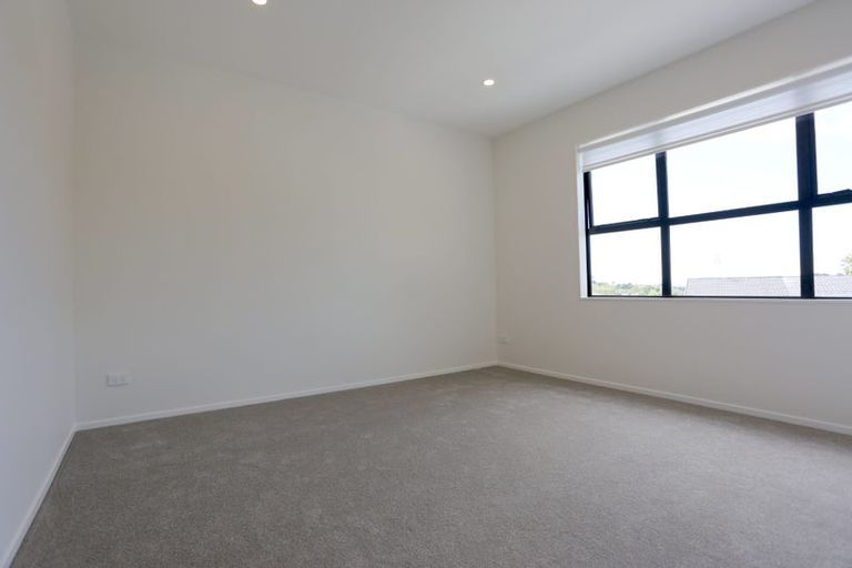 Photo of property in 1b Kirkdale Place, Northcross, Auckland, 0632