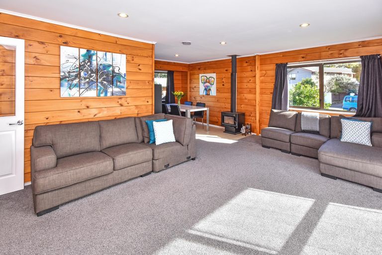 Photo of property in 16 Pinehurst Place, Wattle Downs, Auckland, 2103