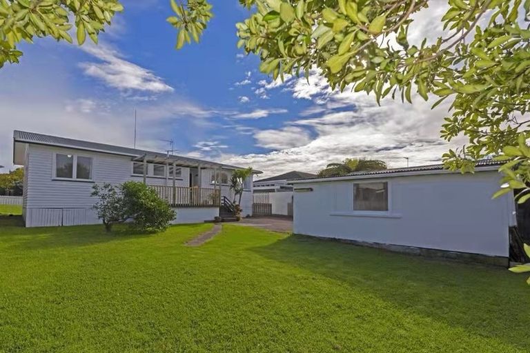 Photo of property in 5 Bodi Place, Te Atatu South, Auckland, 0610