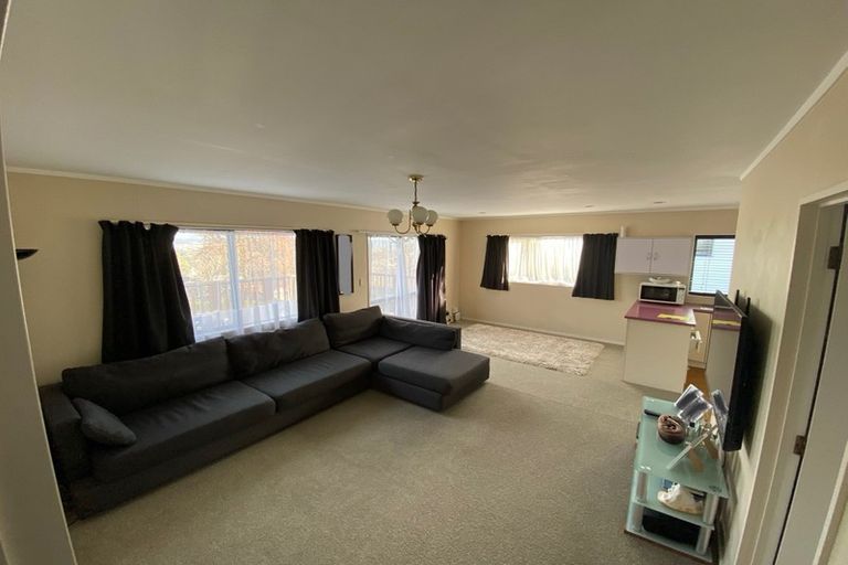 Photo of property in 2/59 Santiago Crescent, Unsworth Heights, Auckland, 0632
