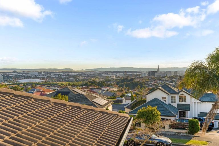 Photo of property in 18 Ribbonwood Crescent, Goodwood Heights, Auckland, 2105