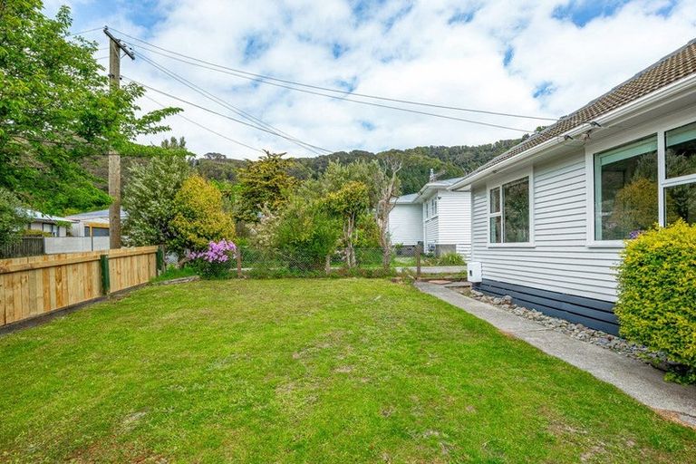 Photo of property in 52 Lees Grove, Wainuiomata, Lower Hutt, 5014