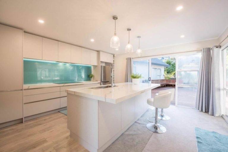Photo of property in 10 Oakpark Place, West Harbour, Auckland, 0618