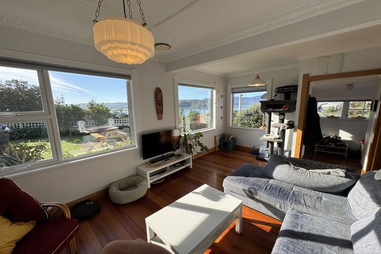 Photo of property in 16 Hungerford Road, Lyall Bay, Wellington, 6022