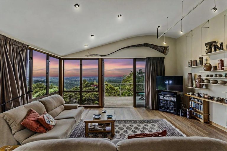 Photo of property in 318 Forest Road, Waiatarua, Auckland, 0612