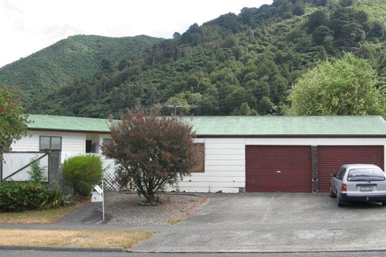 Photo of property in 13 Larchmont Grove, Totara Park, Upper Hutt, 5018