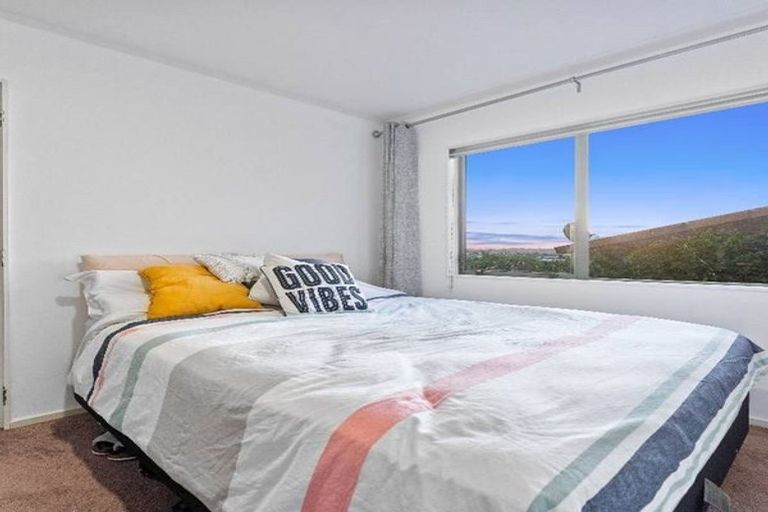 Photo of property in 2/27 Mallard Place, Unsworth Heights, Auckland, 0632