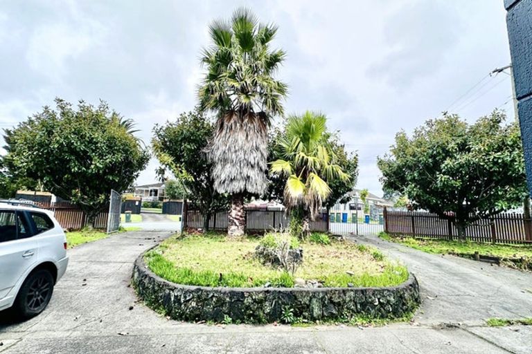 Photo of property in 54 Colwill Road, Massey, Auckland, 0614