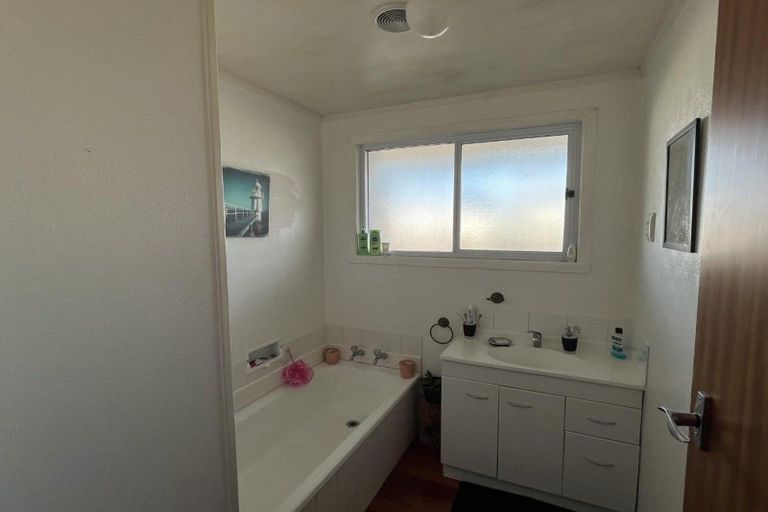 Photo of property in 15 Manu Crescent, Upper Vogeltown, New Plymouth, 4310