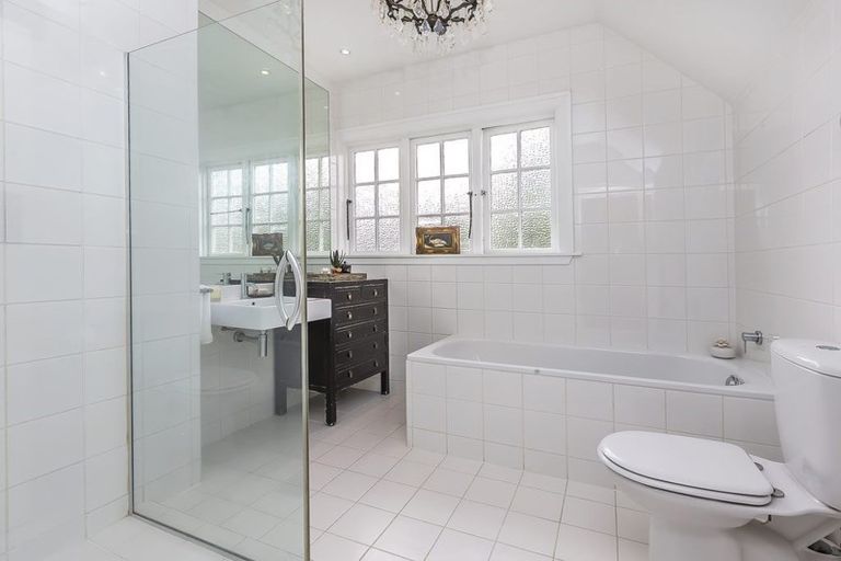 Photo of property in 2 Cluny Avenue, Kelburn, Wellington, 6012