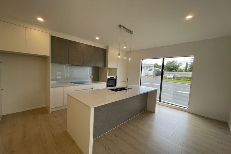 Photo of property in 1/11 Oteha Valley Road, Northcross, Auckland, 0632