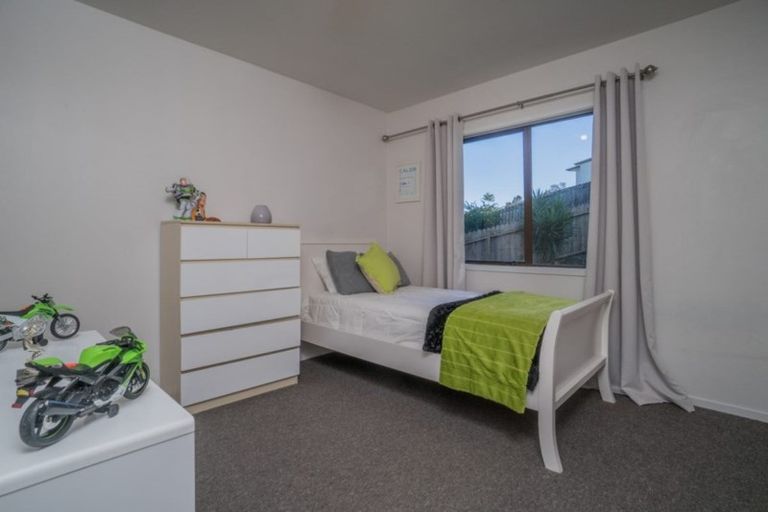 Photo of property in 11 Forster Place, West Harbour, Auckland, 0618