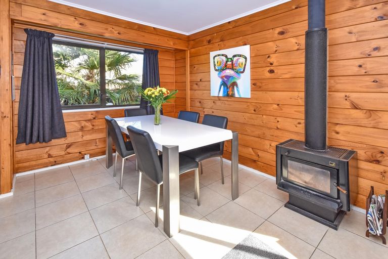 Photo of property in 16 Pinehurst Place, Wattle Downs, Auckland, 2103