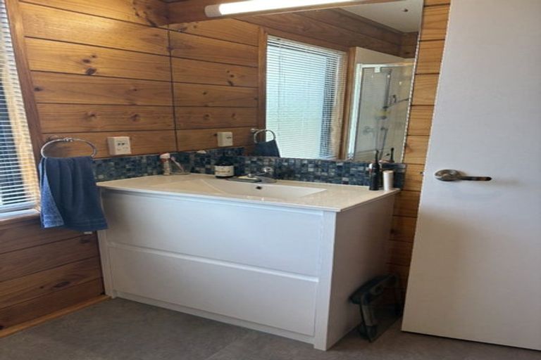 Photo of property in 2/818 East Coast Road, Oteha, Auckland, 0630