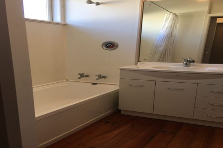 Photo of property in 17a Findlay Street, Tawa, Wellington, 5028